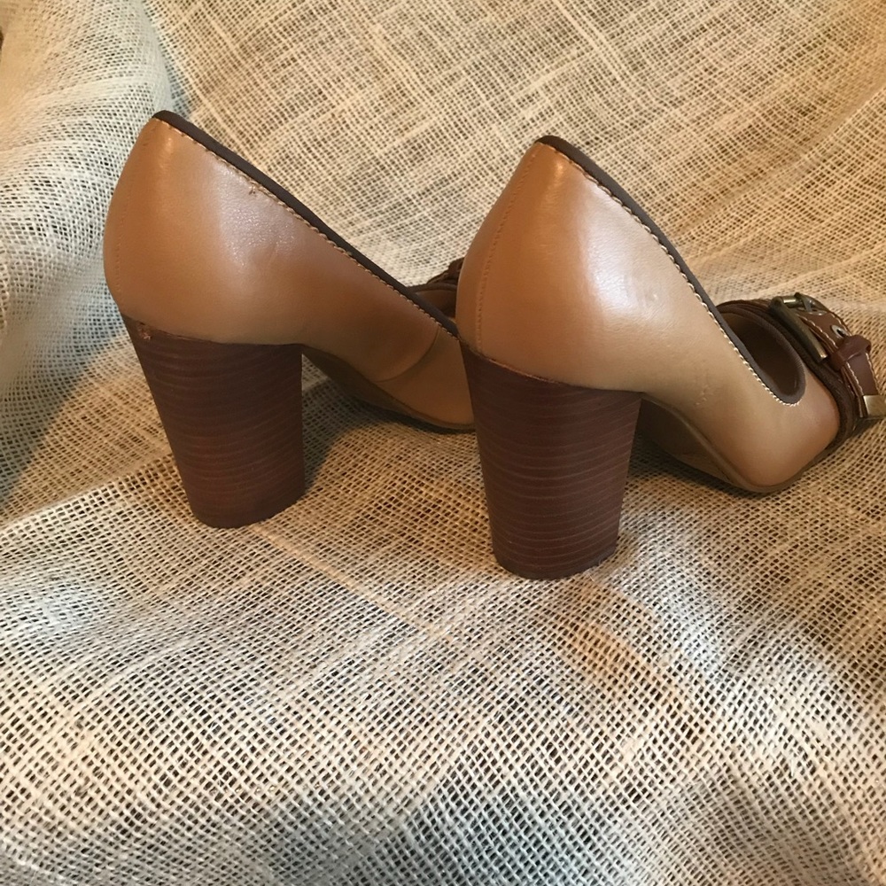 Stylish Spectator Pump - Picture 2 of 5
